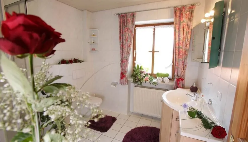 Ferienwohnung 1 Hochstaufen, 60qm OG, 2 Schlafräume, Wohnraum m. Küchenzeile,Dusche/WC,Balkon,Sat-TV,WLAN max 5 Personen - Image 1