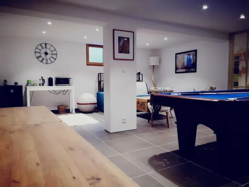 Complete accommodation with home cinema, pool table and private terrace.  - Image 1