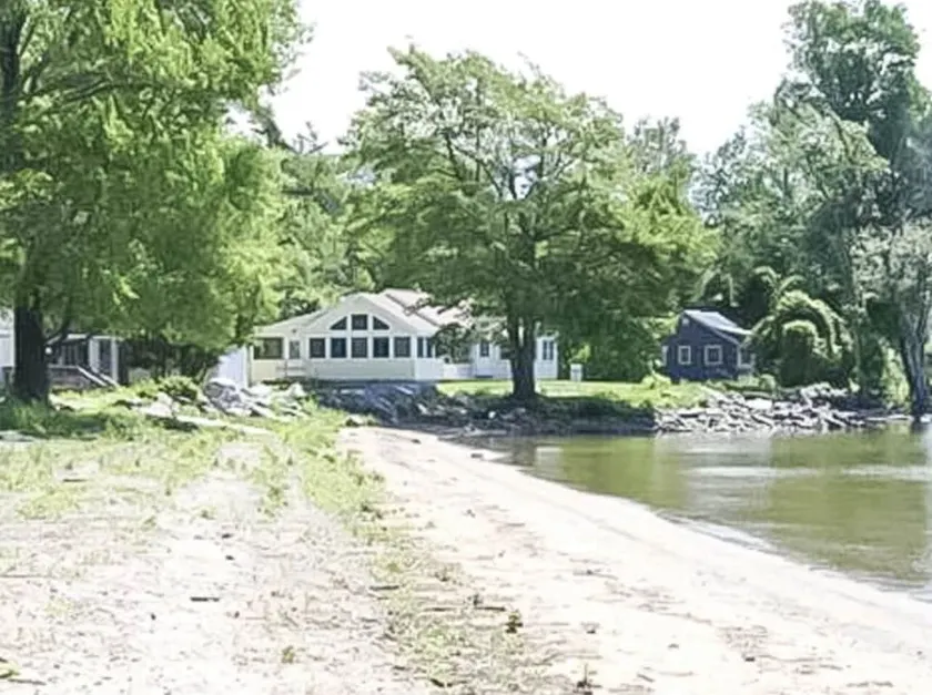 Bright 3 Bedroom Lake Cottage with dock! - Image 1