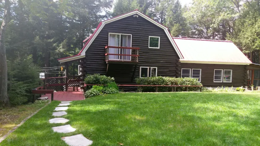 Vacker lakefront log home inbäddat i tallarna på Lake Contoocook - Image 1