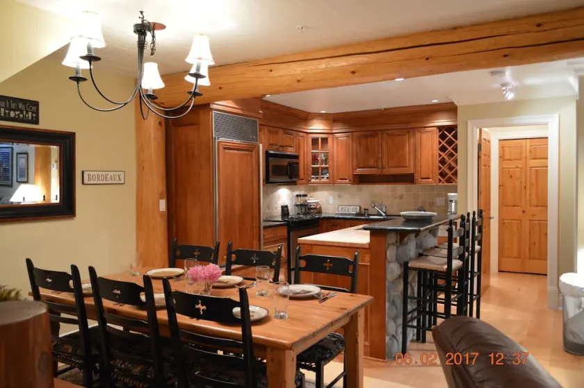 Walking Distance To Ski Lifts And Trails. Free Netflix, IPTV, Crave, Amazon PM - Image 1