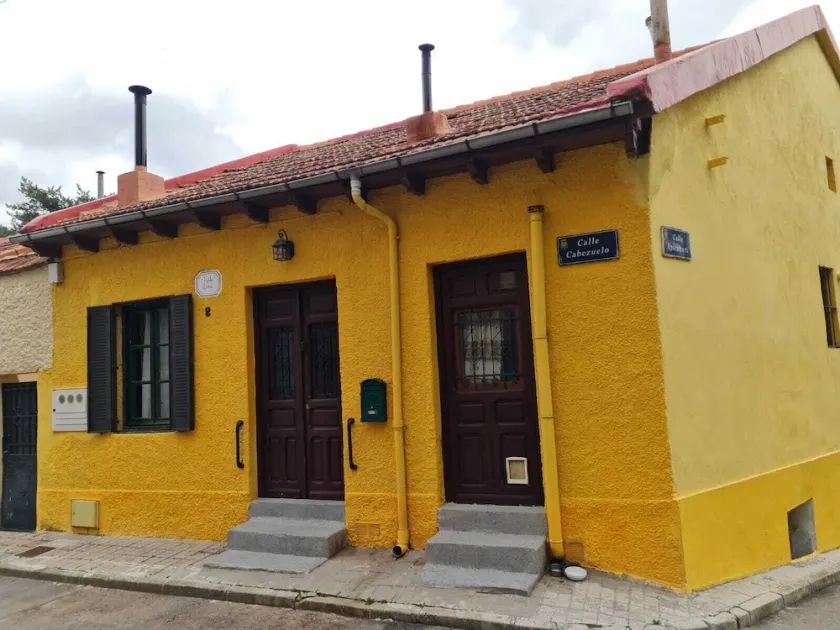 Casa de Pueblo con Terraza y Chimenea - Image 1