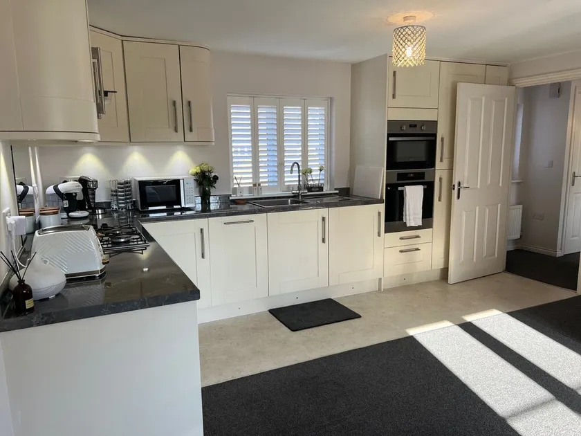 Luxury apartment in central Lichfield. Free parking. Sleeps from 1 to 6 people - Image 1