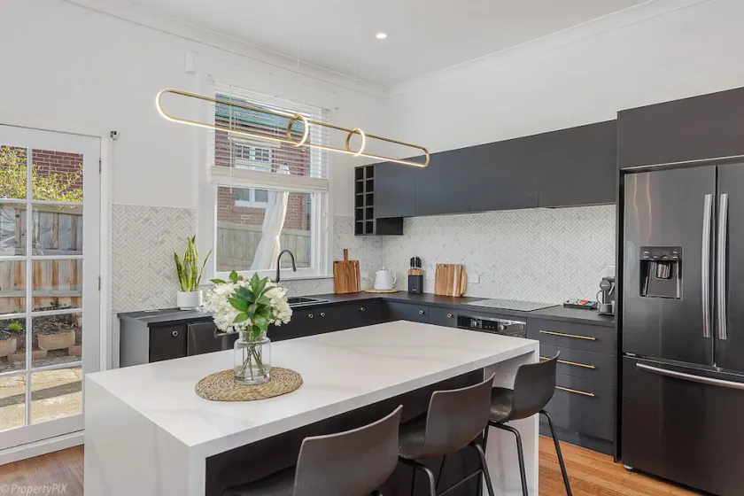 Hobart's Finest, LUX 3 bdm, Central Location with off street parking. - Image 1