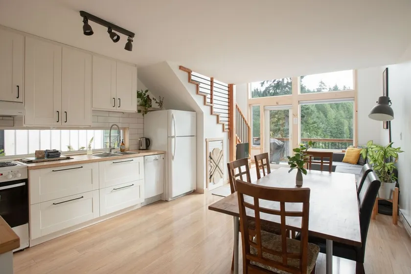 Le Chalet Waterfront Retreat - Image 1