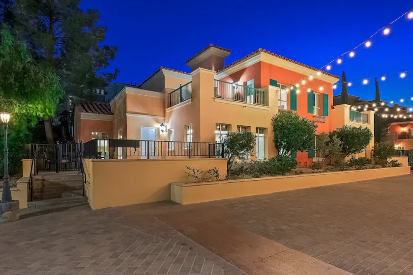 The Ideal Townhouse Getaway - Image 1