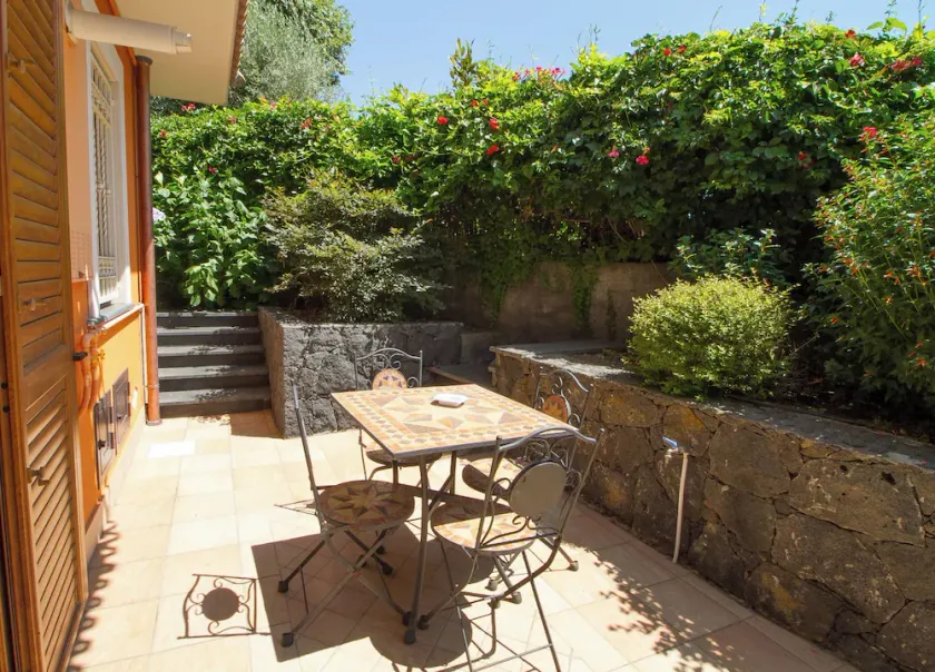 Appartamento con Vista Giardino - Image 1