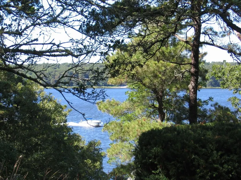 Smukke Waterfront Ejendom med privat strand, dock og fantastisk udsigt over vandet - Image 1