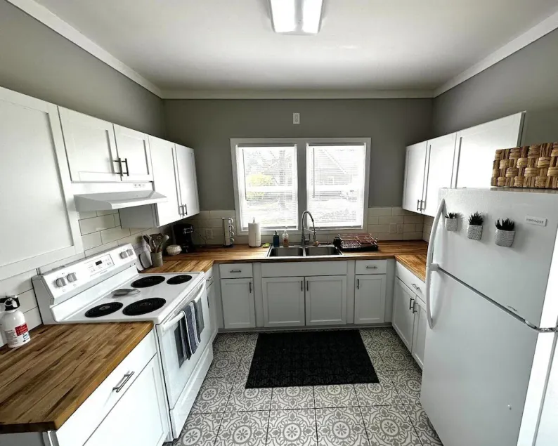 Mrs. Hughes Cottage - 2 bedroom House w/ parking - Image 1