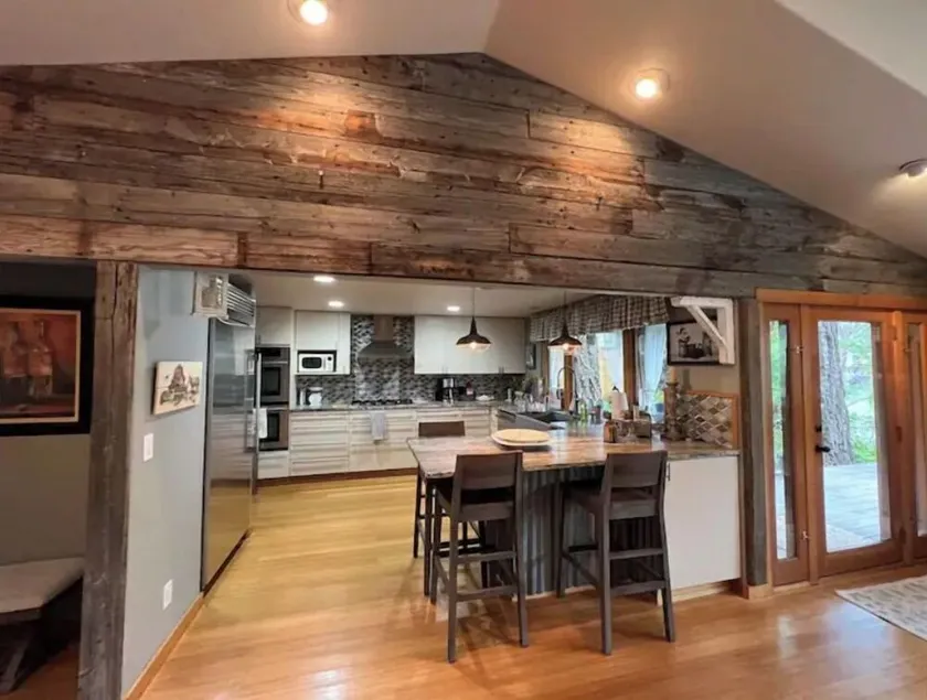 Beautiful lakefront home in Vida, Or - Image 1