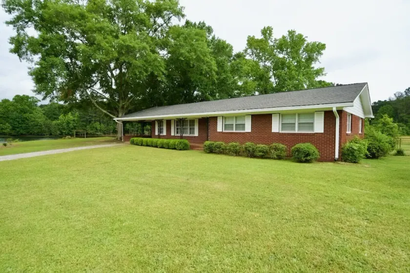 Picturesque Lake Side Home close to the city - Image 1