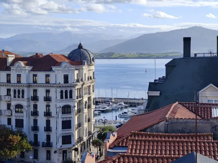 Vistas Al Mar En Puerto Chico - Image 1