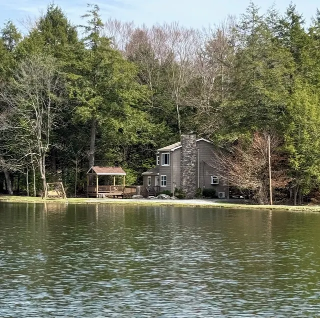 Whispering Creek Lodge  - Water views from every window - Image 1