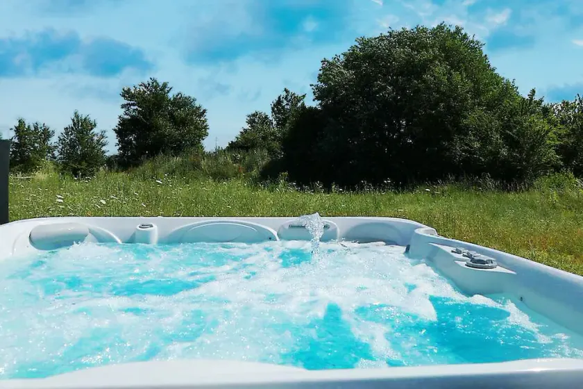 Casa de férias de luxo com banheira de hidromassagem, em um ótimo acampamento tranquilo (perto da praia) - Image 1