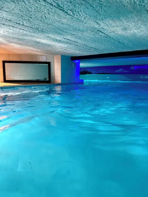 TYPISK HUS MED INDENHAVSBADBAD I VINTER OG UDENDORS I SOMMER - Image 1