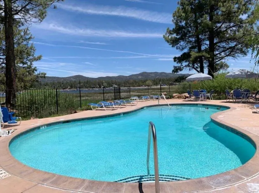 Brown Bear's Den - 3BR / 2BA / Complexe au bord du lac / Piscine / Jacuzzi / WiFi / Location de vélo / kayak gratuite pendant 2 heures - Image 1