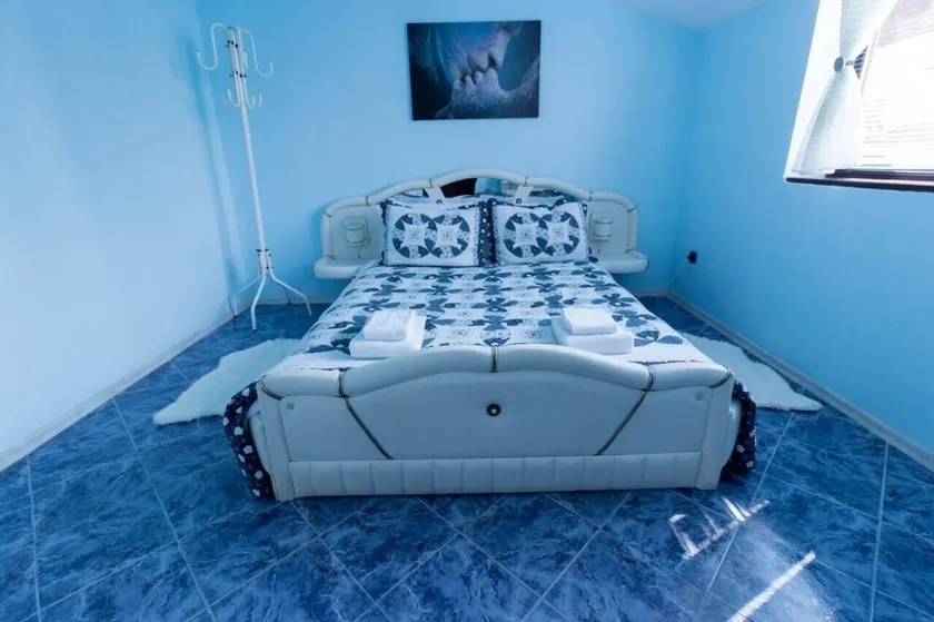 Spacious Renovated Top Floor of a House &  PrivateTerrace - Image 1