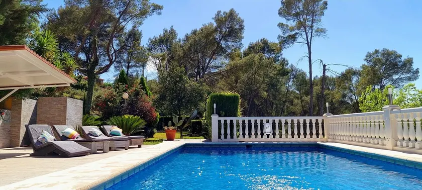 Stor villa med pool i nærheden af smuk by, ideel til familier og grupper - Image 1