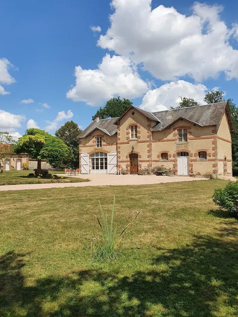 Large, comfortable house in a green setting (sleeps 12) - Image 1