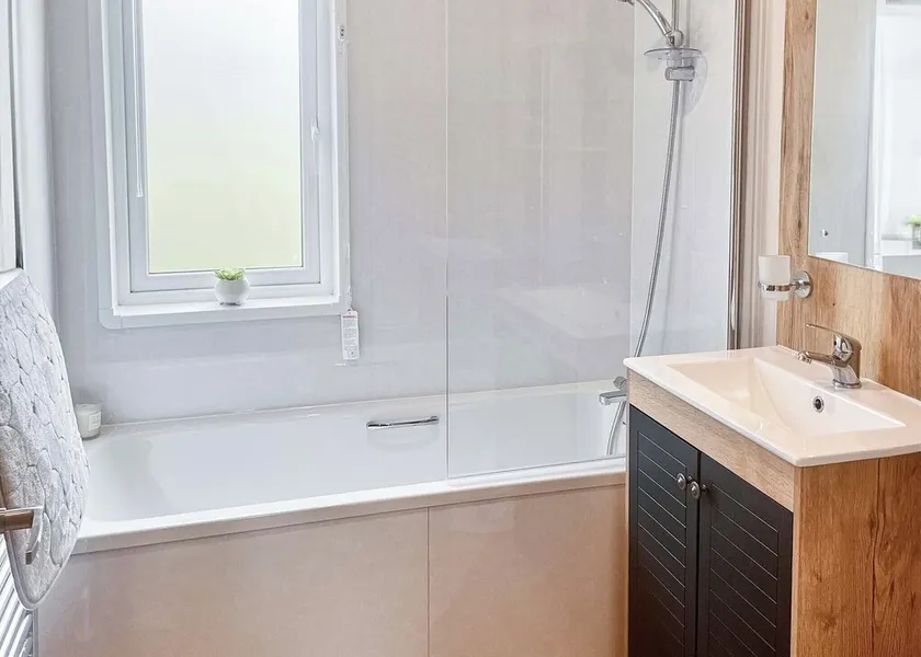2 bedroom accommodation in Pershore - Image 1