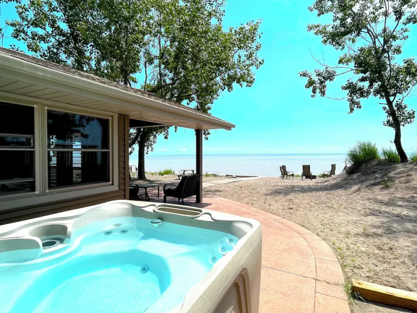 Lakeside Cottage w Hot Tub & Indoor fireplace - Image 1