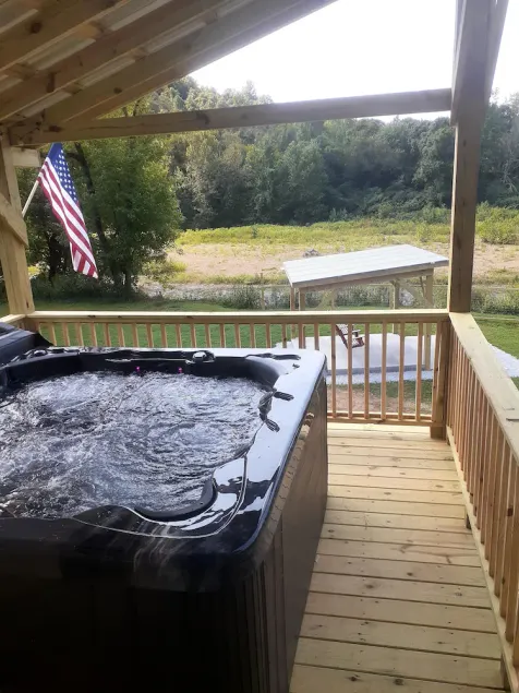 Privately Located  Creekside Honeymoon Couples  fully equipped  Cabin w jacuzzi - Image 1