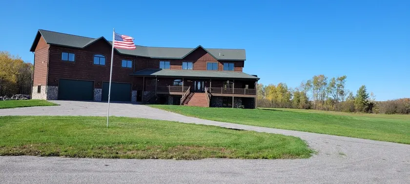 Serenity Lodge, large luxury true log estate up north on 75 acres - Image 1