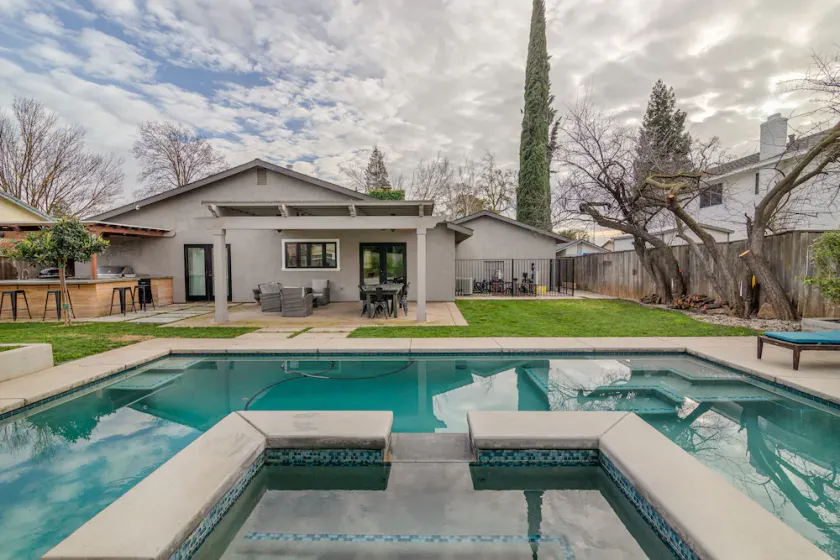 Comfy House W/ Big Pool - Image 1