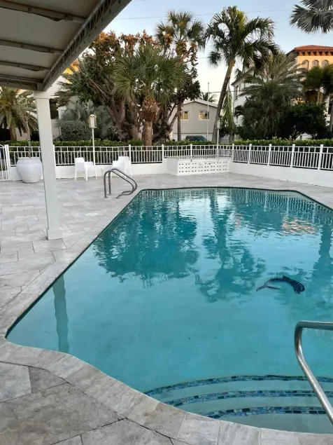 Beach house, feet from the sand - Image 1