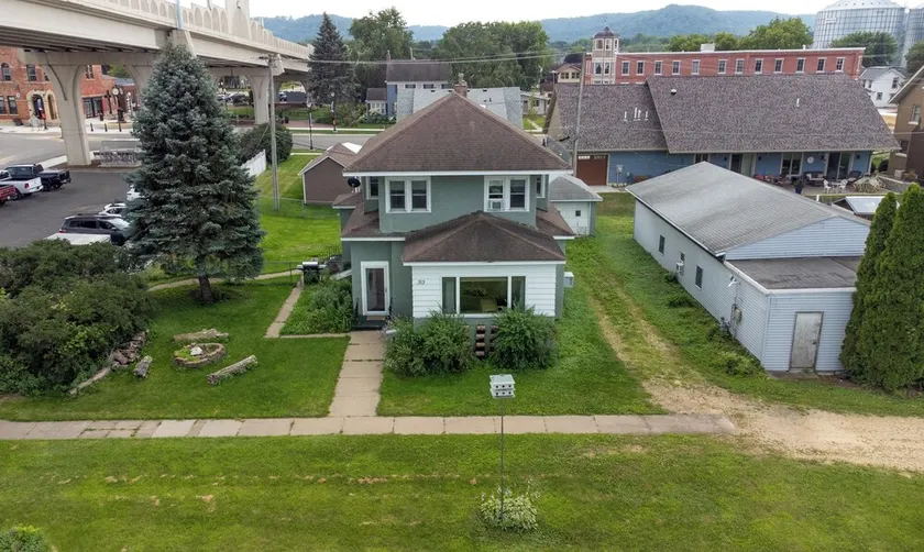 River View 3-bedroom home in downtown Wabasha, MN - Image 1