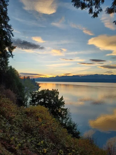 Atemberaubende Aussicht auf die Berge beim Edgewater Bluff Retreat - Image 1