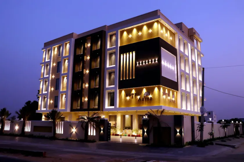 Hotel Aarna - Image 1