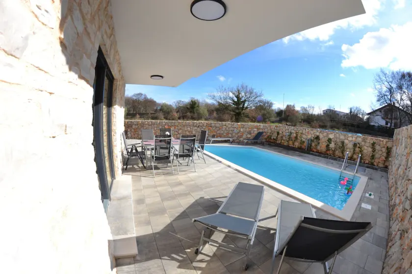 Three bedroom villa with pool - Image 1