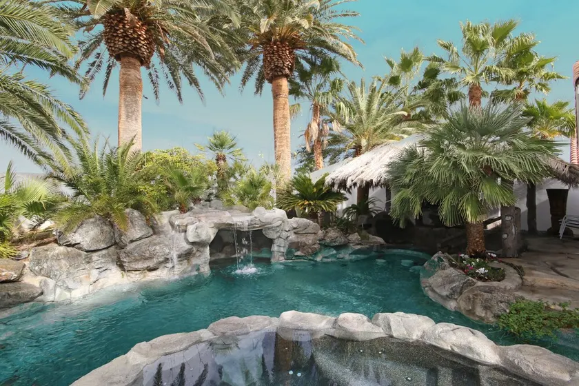 Pool Vergleichbare um Mirage, Palapa-Hütte, 82 in HD-TV - Image 1