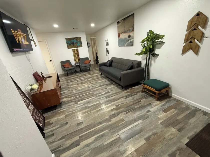 Comfy 3 Bedroom with smart TV and WiFi near Tinker - Image 1