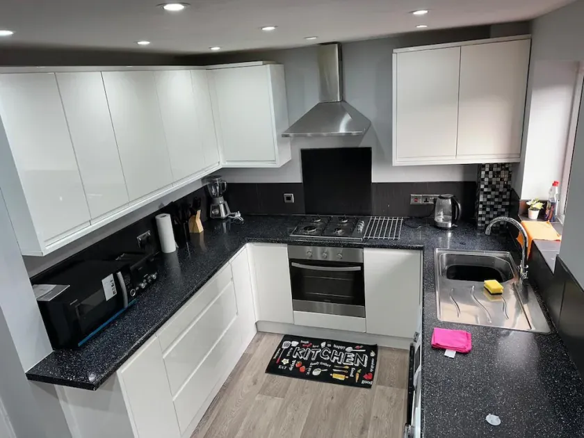 House Sleeps 7 - Contractors, Free Parking - Image 1