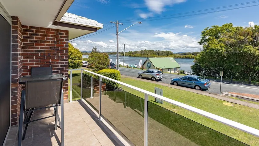 Spacious 2 Bedroom unit on the edge of Wallis Lake. - Image 1