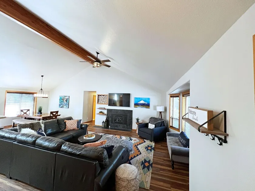 NEW LISTING! UPDATED 3 SUITES & AC! HOT-TUB, SHARC, FORT ROCK, BIKES, DOG OK. - Image 1