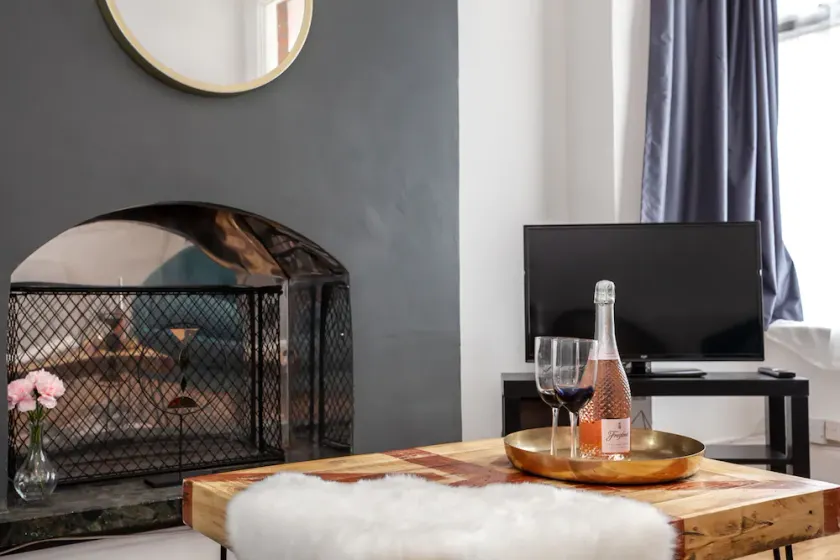 Cosy Home Near Station, Parking, Netflix, Sleeps 5 - Image 1