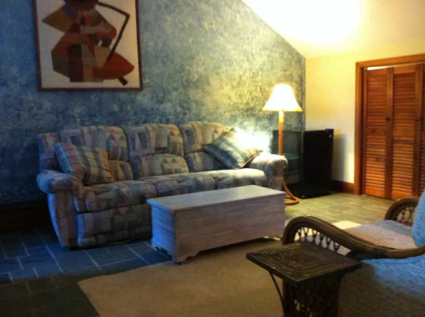 Sunny , cozy 1-bedroom, wooded, private, central Island location, close to ocean - Image 1