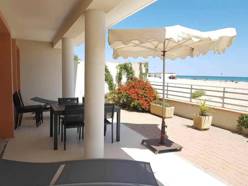 Stupenda villa completamente rinnovato con grande terrazza sulla spiaggia - Image 1