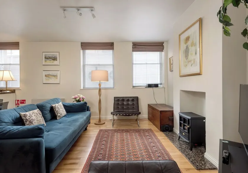 Book a delightful holiday apartment in Newington, Edinburgh. Ideal for families and sightseeing. - Image 1