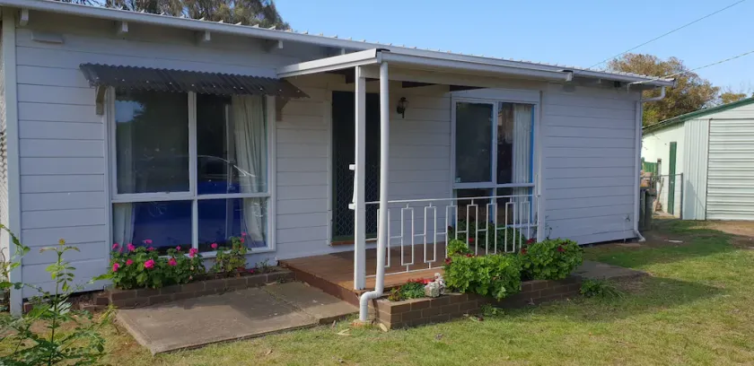 Back of the golf course cottage - Image 1