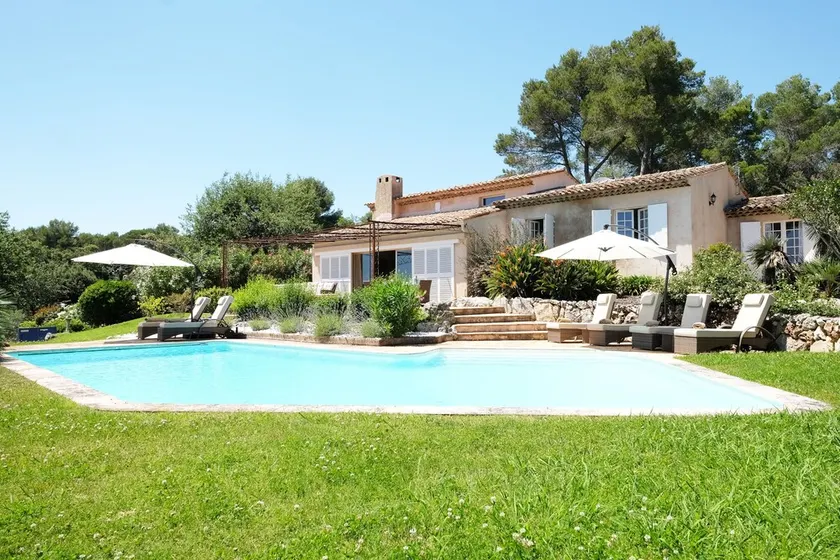 Charming 5 bedroom, 3 bathroom Villa in gated domain near Valbonne with sea view - Image 1