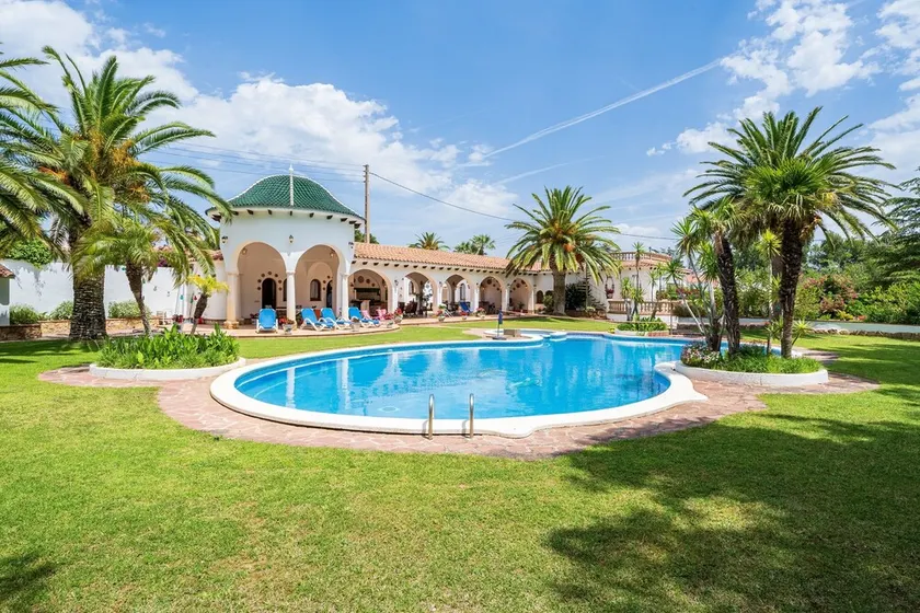 Maison de vacances pour les familles avec piscine et court de tennis - Image 1