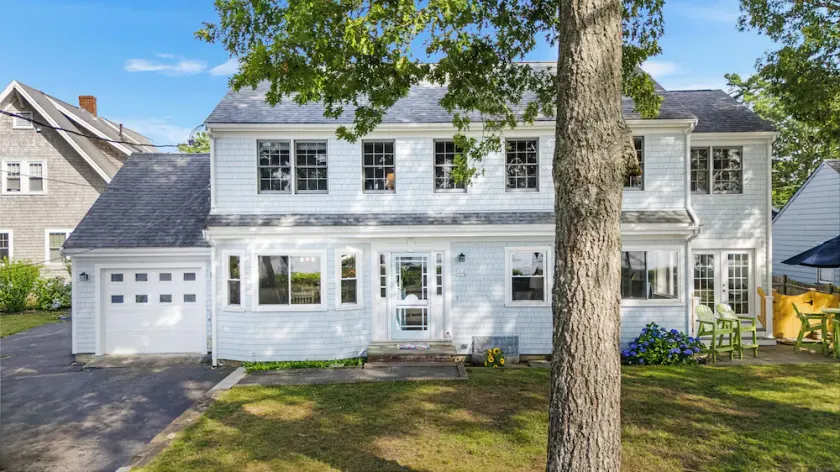 Beautiful waterfront property and steps away from multiple beaches - Image 1