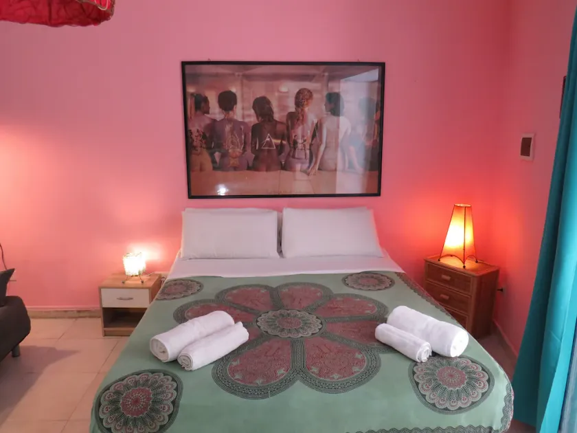 Belle chambre au centre dans un immeuble moche - Image 1