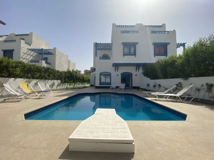 Villa with private pool and beach access - Image 1