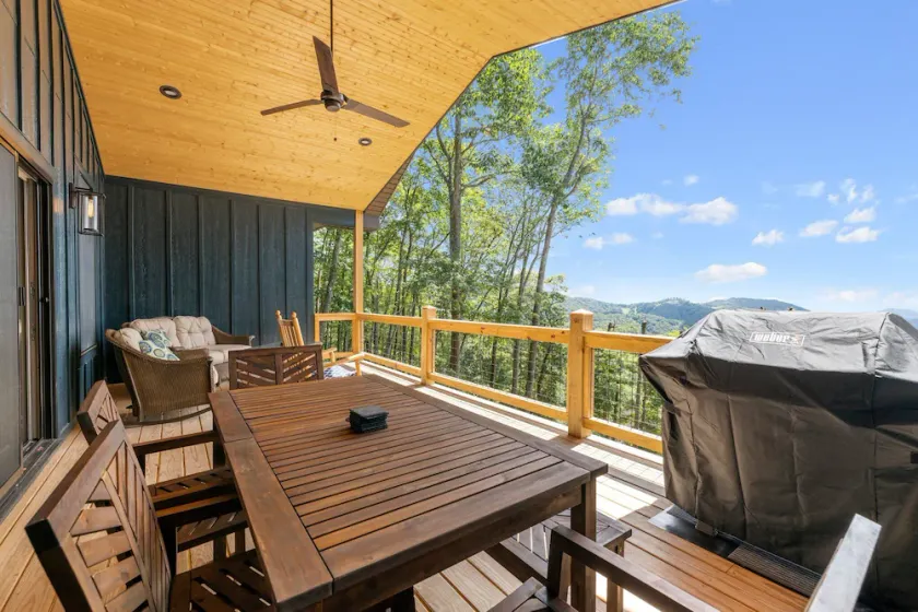 Hatley Pointe and Wolf Laurel Resorts - Dine, Hike, Swim, Ski, Air Conditioning - Image 1