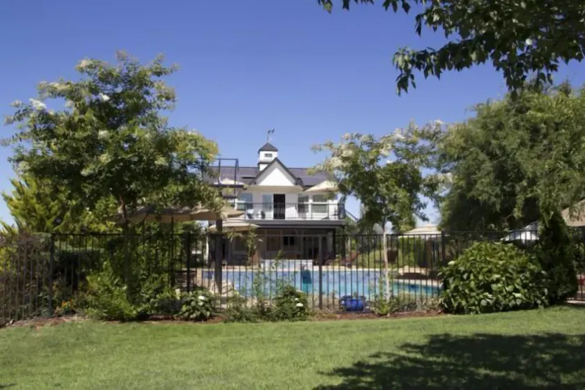 AUBURN COTTAGE POOL HOUSE, SPA OG BEGRUNDELSE - Image 1